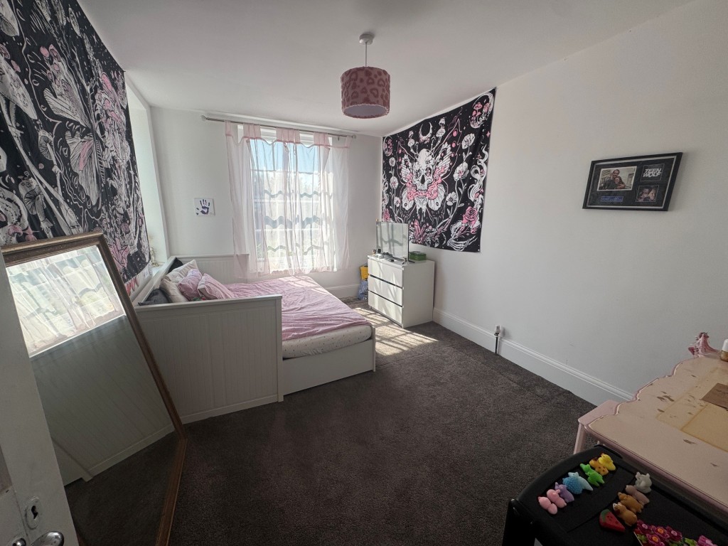 Lot: 144 - FREEHOLD DETACHED PERIOD FARMHOUSE, STUDIO APARTMENT OVER QUADRUPLE GARAGE - RESIDENTIAL INVESTMENT - Farmhouse - bedroom 2